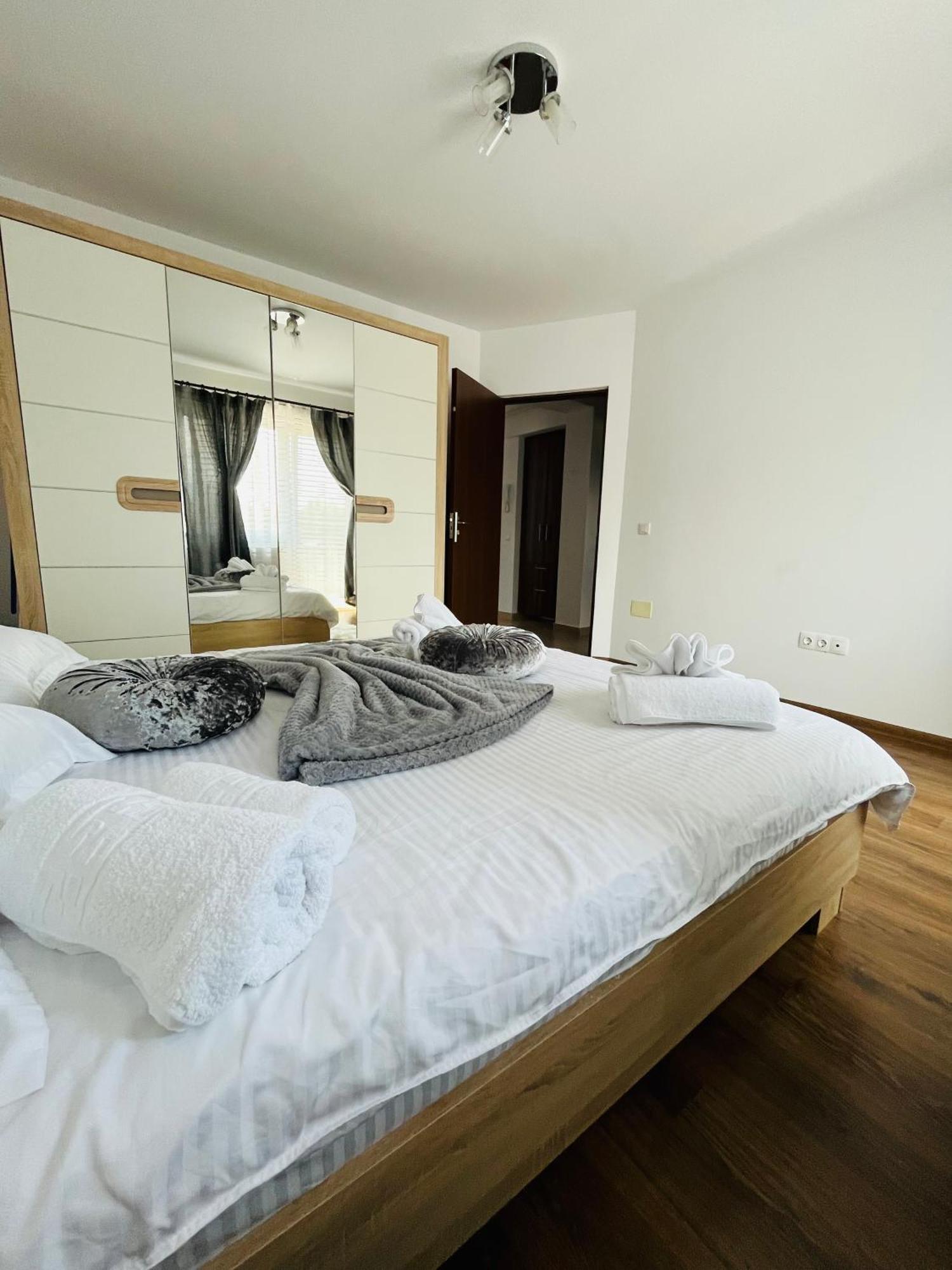 Green Apartaments Zarnesti Exterior photo